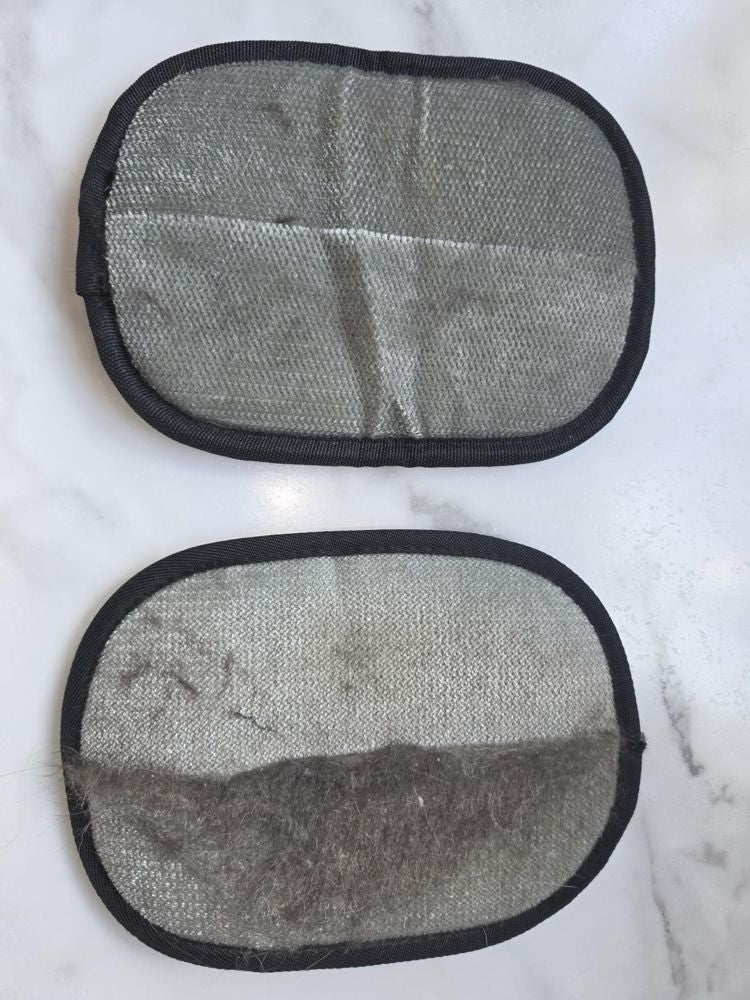 Dos guantes, uno con pelo recogido